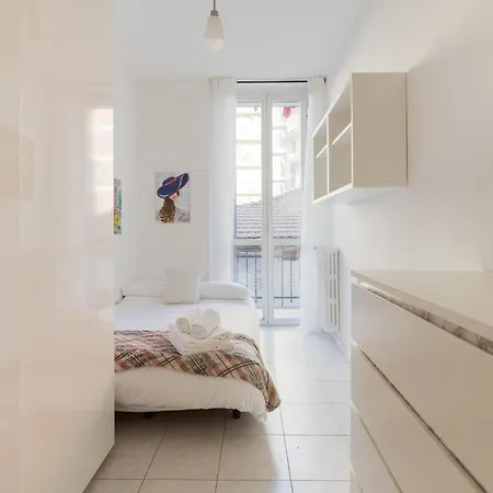 Guesthost - Yellow Charm - With Two Bedrooms In Apartman Milánó