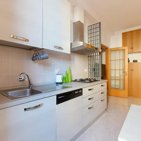 Apartman Guesthost - Yellow Charm - With Two Bedrooms In