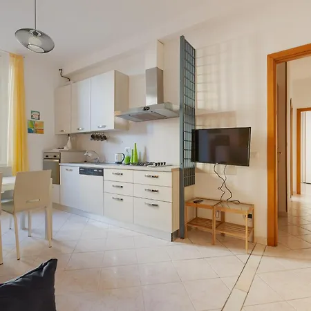 Guesthost - Yellow Charm - With Two Bedrooms In Milánó
