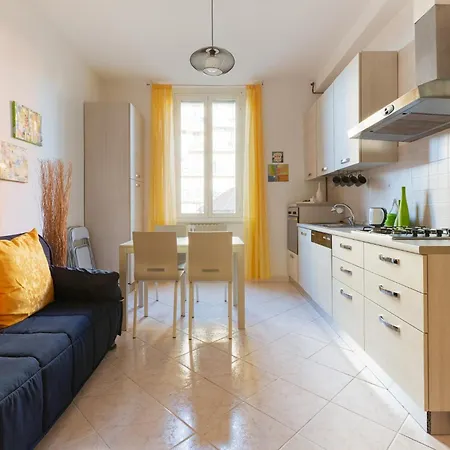 Guesthost - Yellow Charm - With Two Bedrooms In Apartman Milánó